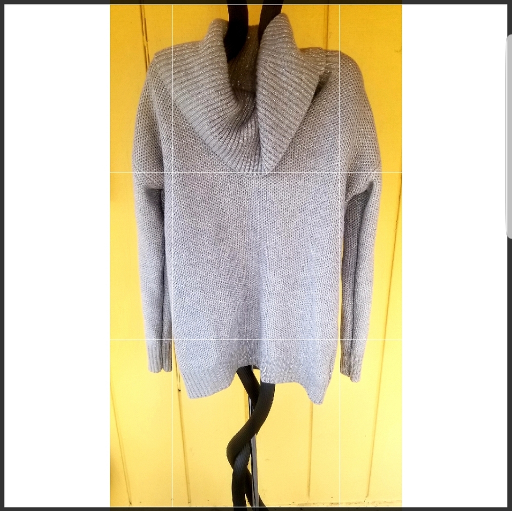LIGHT GRAY WOMEN'S SWEATER
